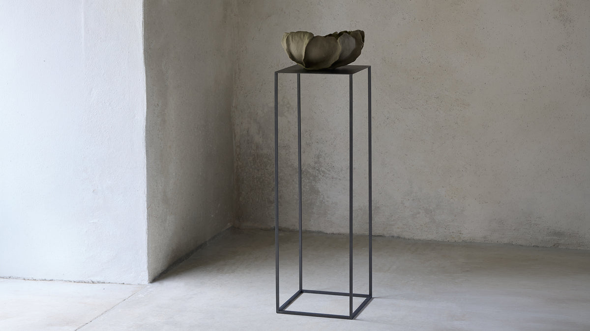 CUBE piedestal i sort metal med WATER BOWL skål i betonrum