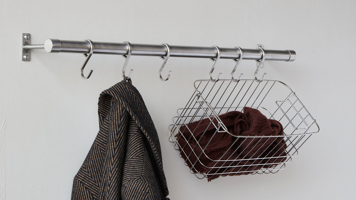HANG-IT knagerække i børstet stål med frakke og STORE-IT trådkurv