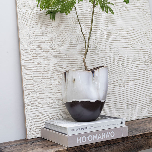 BY HAND curve vase, small, Off-white