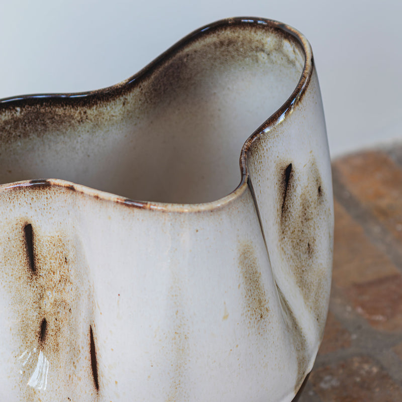 BY HAND curve vase, small, Off-white