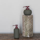 LOTUS PLAY dispenser, lav (2 pumpspumper), Dark olive