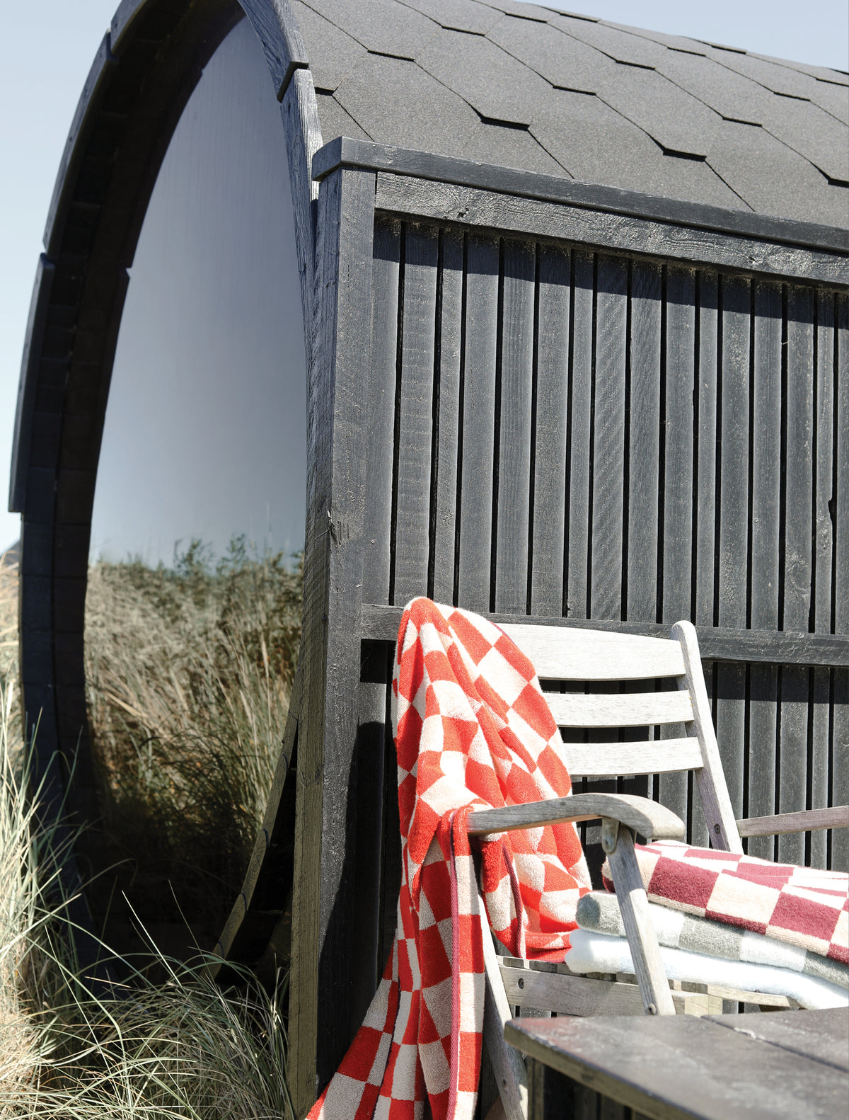 RETRO strandhåndklæde Orange ved sauna i klitterne