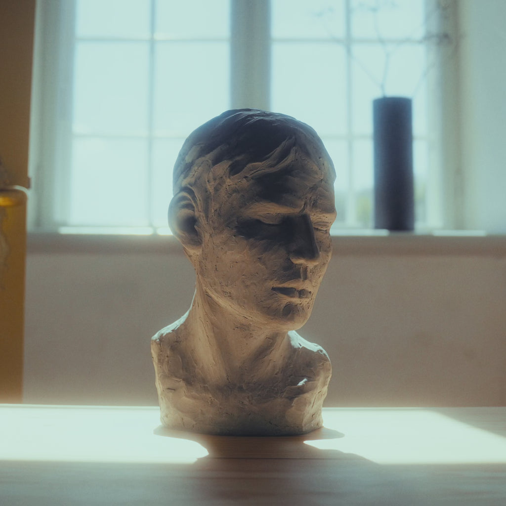 HIS REFLECTIVE MIND buste, Concrete